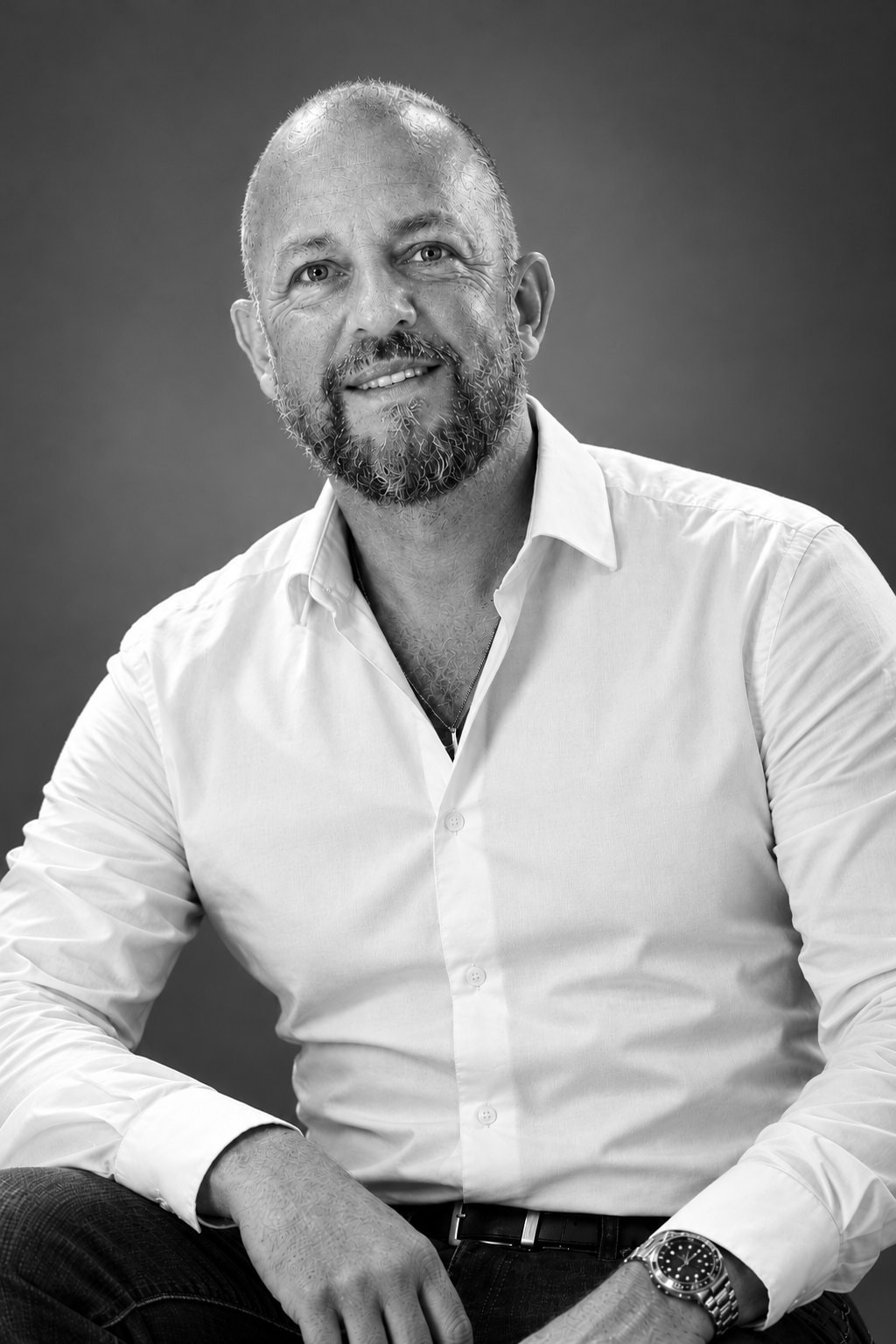Philippe Gruez, fondateur de Maison Haute, en chemise blanche, portrait en noir et blanc