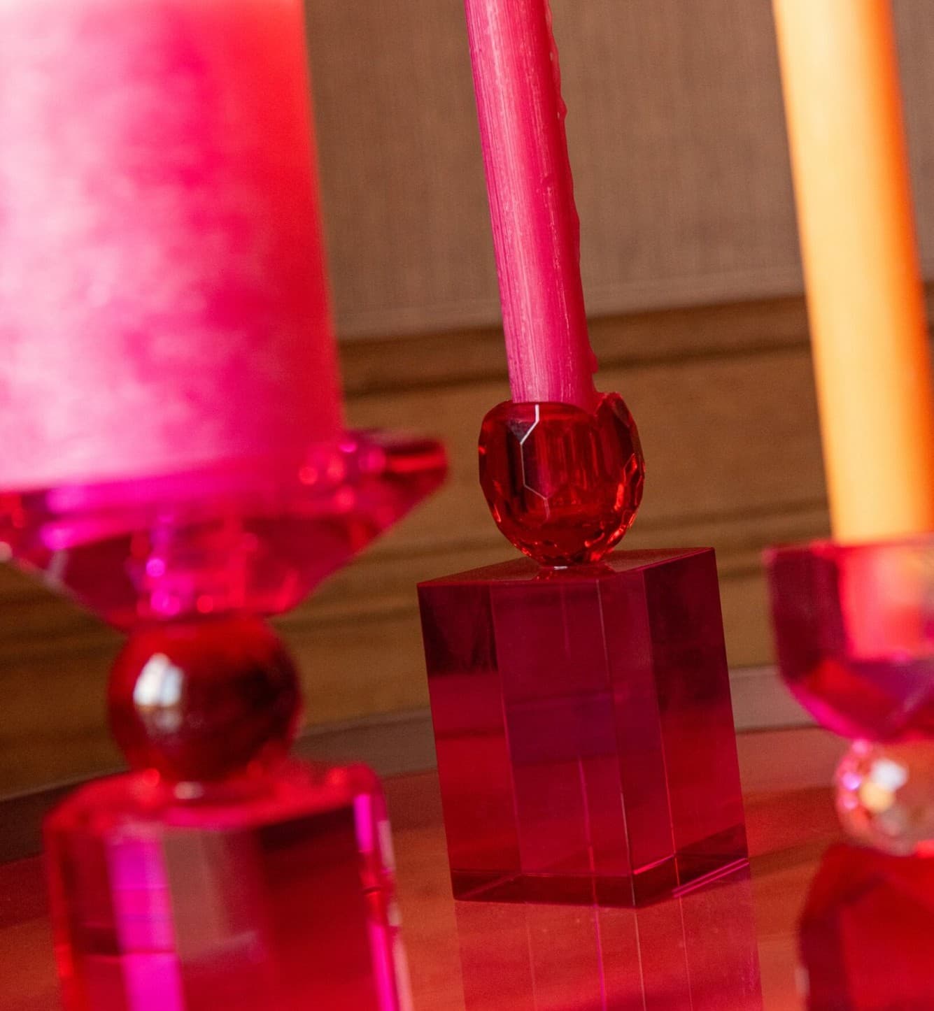Bougeoir en verre fuschia